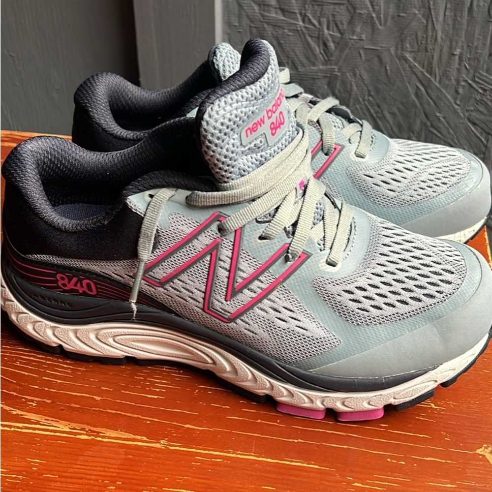 New Balance Women's Athletic Shoes in Gray and Pink